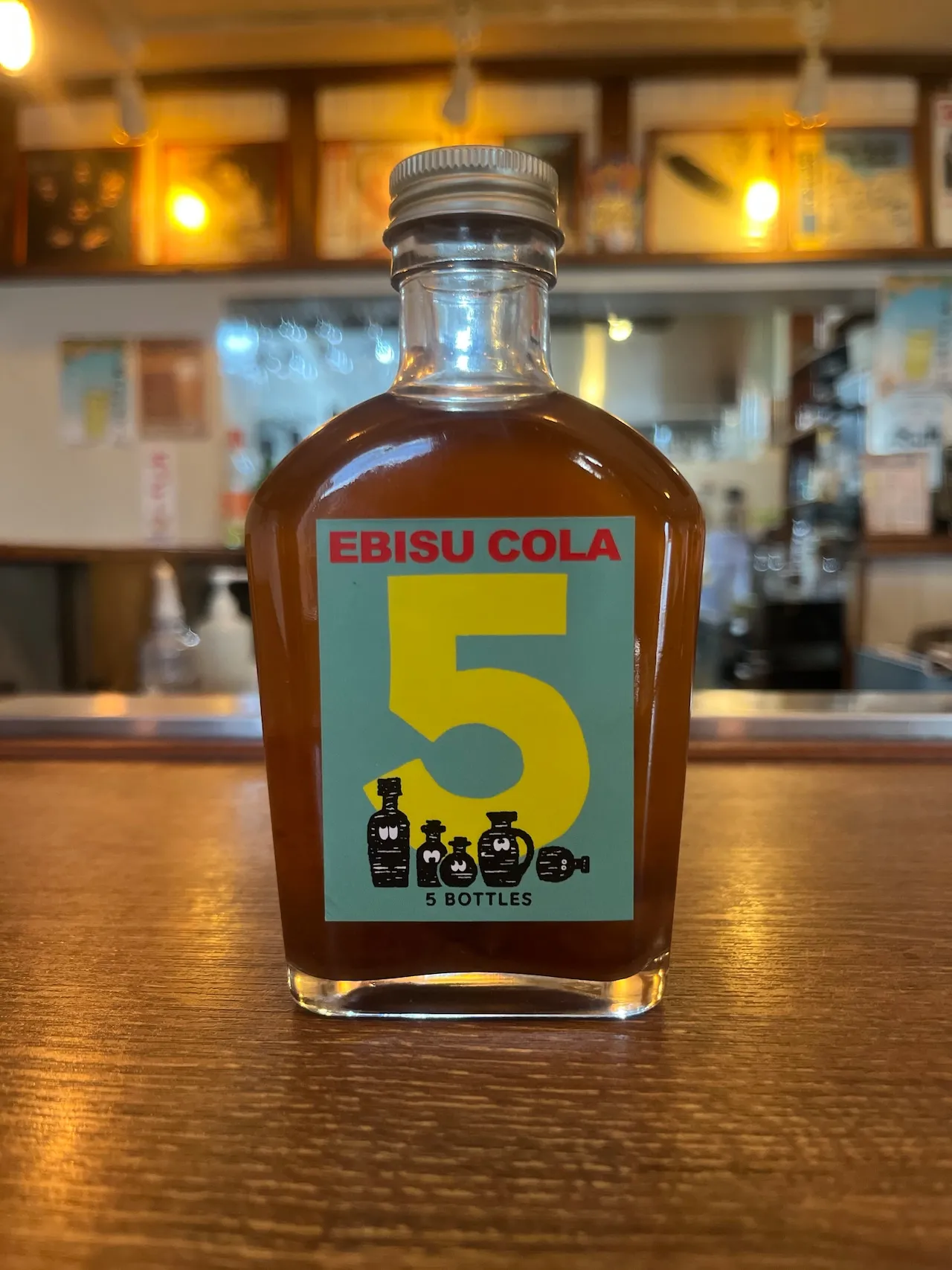 カウンターに置かれたエビスコーラの瓶